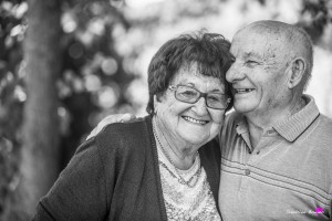 photographe-reportage-exterieur-anniversaire-80ans-mariage-landes-duhort-bachen-couple-noir-et-blanc